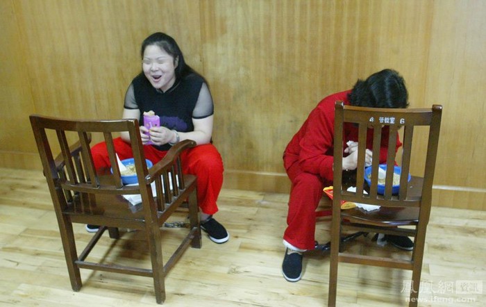 6:17 sáng ngày 25/6/2003, Hà Tú Linh và Mã Thanh Tú (phải) ăn sáng. Tú ăn mì xào thịt, còn Linh dùng đồ ăn Mcdonald mà trại giam mua cho cô từ tối qua.